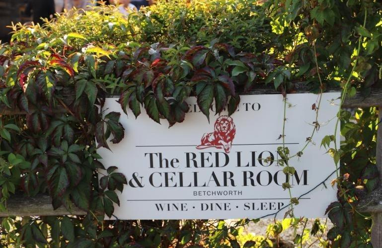 Red Lion Pub, Restaurant&Hotel Rooms Betchworth Exterior foto